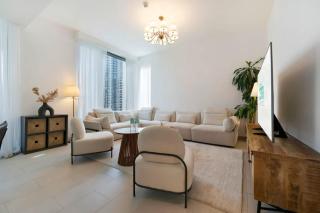 FAM Living - 3BR Creekside Escape in Creek Rise Tower 2 - 4