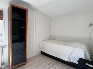 spacious bungalow surrounded large garden - 1