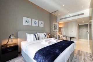 Contemporary Studio in Business Bay - Burj Khalifa View - Gym & Pool - 6