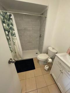 Affordable Toronto Downtown Bloor Stay - 5