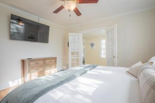 Classic City Apartment w Firepit - 3