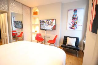 Chelsea charming, spacious 3 double bedroom 2 bath flat on iconic Kings Rd, Chelsea - 3