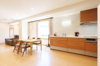 青葉邸 Glowlight 201 - 4-Bedroom Family Suite - 2-Min Walk to Kuromon Market - Near Dotonbori & Glico Sign - 5