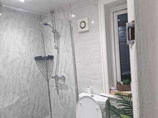 Charming Wythenshawe Home with Garden and Parking - 8