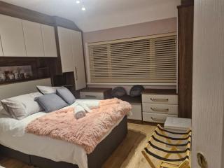 Charming Wythenshawe Home with Garden and Parking - 3