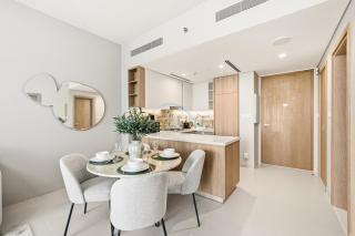 High-Floor 1BR Facing the Marina and City, Minutes from Marina Beach with Easy Access to Marine Transport, LIV Marina, Dubai Marina by Deluxe Holiday Homes - 4