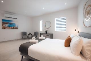 Elegant 3-Bed House w Jacuzzi, Sea Views & Lift - 1