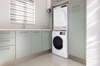 Elegant 3-bed House W Jacuzzi, Sea Views & Lift - 4