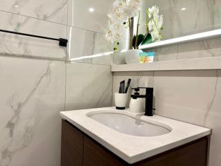 Spacious apartment with Burj Khalifa view close to Dubai mall! - 2