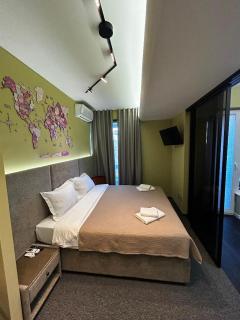 Luxury Airport Studio with Balcony Cozy & Modern - 8