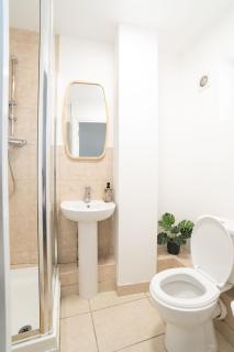 Spacious 3-Bedroom Royal Docks House with Free Parking, Fast Wi-Fi & Easy Access to ExCeL and Canary Wharf , Sleeps 6, Long stay deals for business and family deals! - 1