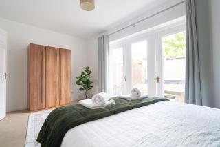 Spacious 3-Bedroom Royal Docks House with Free Parking, Fast Wi-Fi & Easy Access to ExCeL and Canary Wharf , Sleeps 6, Long stay deals for business and family deals! - 4