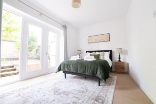 Spacious 3-Bedroom Royal Docks House with Free Parking, Fast Wi-Fi & Easy Access to ExCeL and Canary Wharf , Sleeps 6, Long stay deals for business and family deals! - 3