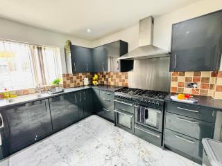 3 bedroom house sleeps 5 free parking long stay discounts - 5