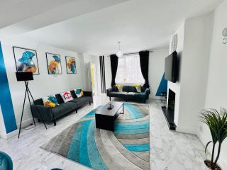 3 bedroom house sleeps 5 free parking long stay discounts - 1