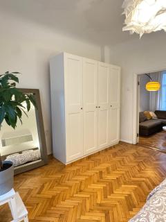 Spacious Apartment in Art Nouveau District Free Parking - 8