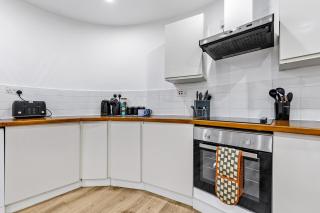 Architectural Gem 4-Bedroom Home in Wembley - 6