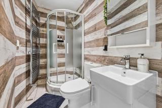 Architectural Gem 4-Bedroom Home in Wembley - 1