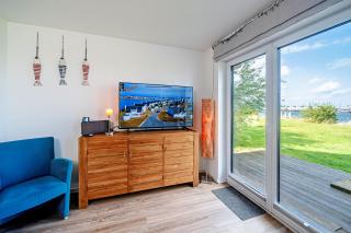 Ferienhaus An der Ostsee by Seeblick Ferien ORO, direkte Wasserlage,Sauna, E-Säule - 1