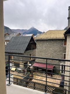 Le Vieux Bourg Apartment 2, Stylish 2 bedroom Apt, Cycle & Ski Holidays - 5