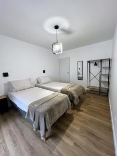 Le Vieux Bourg Apartment 2, Stylish 2 bedroom Apt, Cycle & Ski Holidays - 2