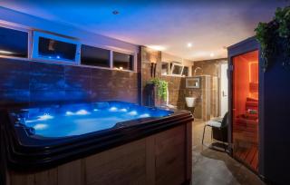3 BDR Apartment with private jacuzzi and sauna - 0