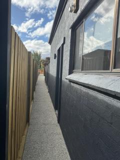 Little Red Gate Urban Retreat - 8