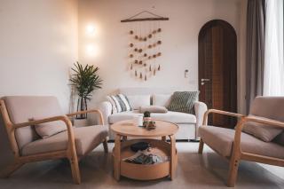 Charming 2-BR Seaside Haven - 3