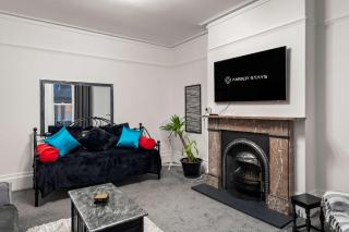 Modern 2 Bed Apartment in Portsmouth by Amber Stays, Perfect for Small Groups and Business Stays, Sleeps 4 - 9