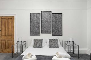 Modern 2 Bed Apartment in Portsmouth by Amber Stays, Perfect for Small Groups and Business Stays, Sleeps 4 - 0