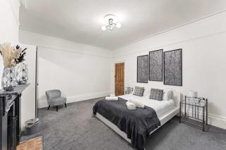 Modern 2 Bed Apartment in Portsmouth by Amber Stays, Perfect for Small Groups and Business Stays, Sleeps 4 - 6