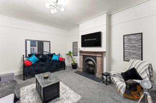 Modern 2 Bed Apartment in Portsmouth by Amber Stays, Perfect for Small Groups and Business Stays, Sleeps 4 - 2