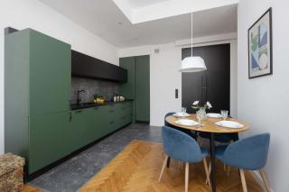 Spacious and Elegant Apartment in Warsaw with Parking Near PGE by Noclegi Renters - 5