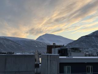 Moderne sentral toppleilighet med utsikt til fjellheisen og Tromsdalstind - 0