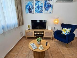 Marina Gardens Luxury 1BR Apt with Pool Views and Private Patio - 7