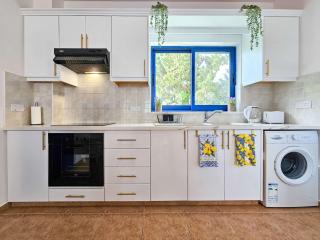 Aphrodites Pearl II - Luxury 1BR Apt with Pool Views and Private Patio - 1