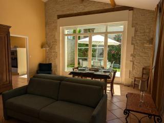 Gîte familial avec piscine chauffée, jardin clos, équipement bébé, au cœur d'une propriété viticole. - FR-1-653-70 - 2