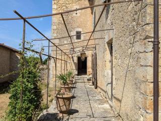 Prieuré restauré avec jardin, charme ancien et commodités modernes, près de l’église à Beaulieu - FR-1-653-145 - 4