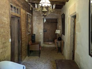 Prieuré du XVème restauré, jardin clos de 2000 m², piscine, cheminée, WiFi fibre, proche église - FR-1-653-219 - 3