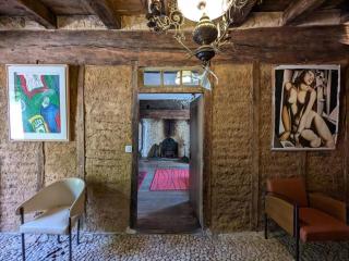 Prieuré du XVème restauré, jardin clos de 2000 m², piscine, cheminée, WiFi fibre, proche église - FR-1-653-219 - 2