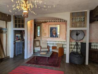 Prieuré du XVème restauré, jardin clos de 2000 m², piscine, cheminée, WiFi fibre, proche église - FR-1-653-219 - 1