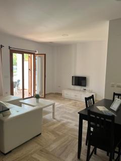 Apartamento planta baja con jardín privado - 0