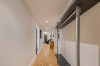 Stylish Two Bedroom Warehouse Apartment - 8