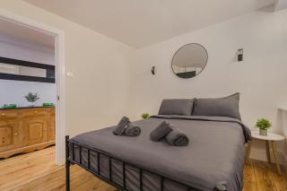 Stylish Two Bedroom Warehouse Apartment - 2