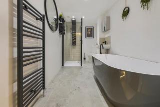 Stylish Two Bedroom Warehouse Apartment - 7