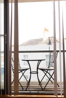 Near Royal William Yard, Modern 2-Bed Balcony Apartment with Underground Parking - 8