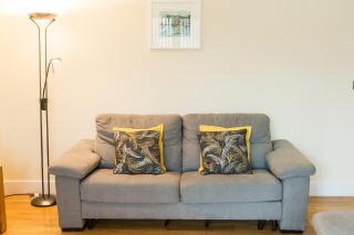 Near Royal William Yard, Modern 2-Bed Balcony Apartment with Underground Parking - 3