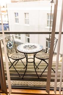 Near Royal William Yard, Modern 2-Bed Balcony Apartment with Underground Parking - 7
