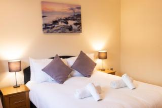 Near Royal William Yard, Modern 2-Bed Balcony Apartment with Underground Parking - 9