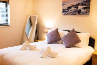 Near Royal William Yard, Modern 2-Bed Balcony Apartment with Underground Parking - 5